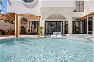 Close up details of anti slip Light Crystallized stone coping for luxury swimming pools